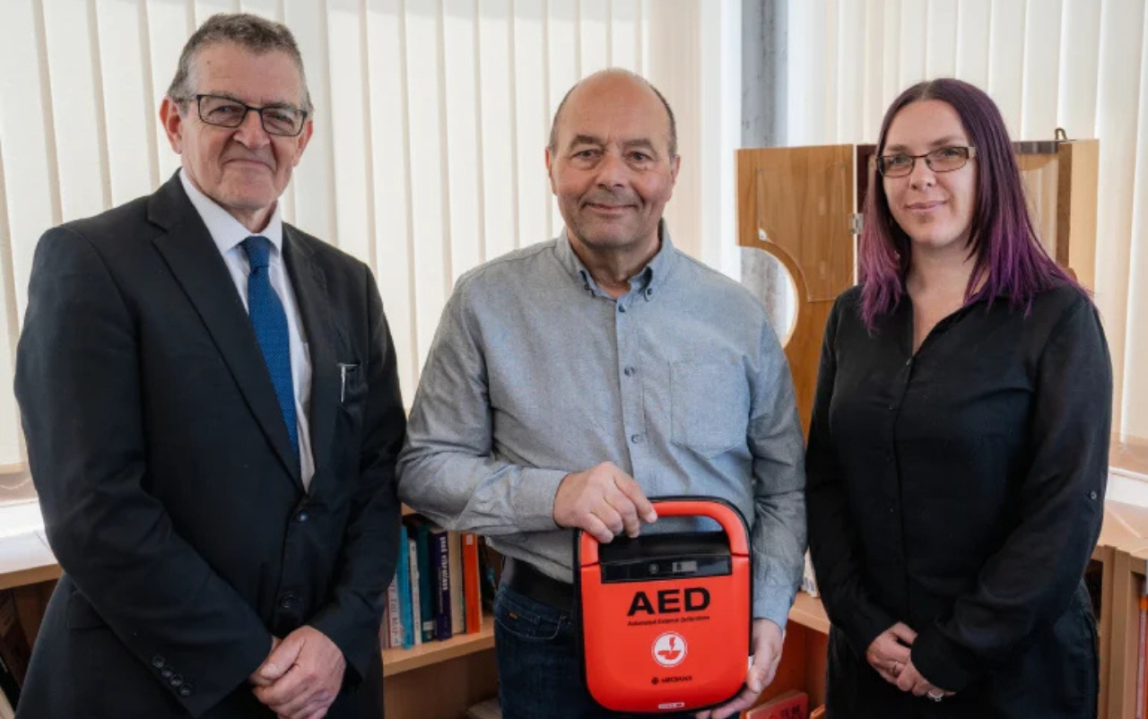 Barry's life was saved thanks to a registered defibrillator